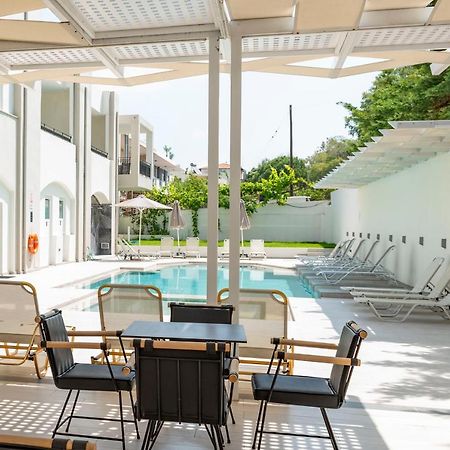 Matthias Hotel Apartments Adelianos Kampos Eksteriør billede