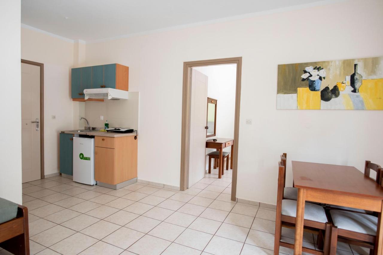 Matthias Hotel Apartments Adelianos Kampos Eksteriør billede