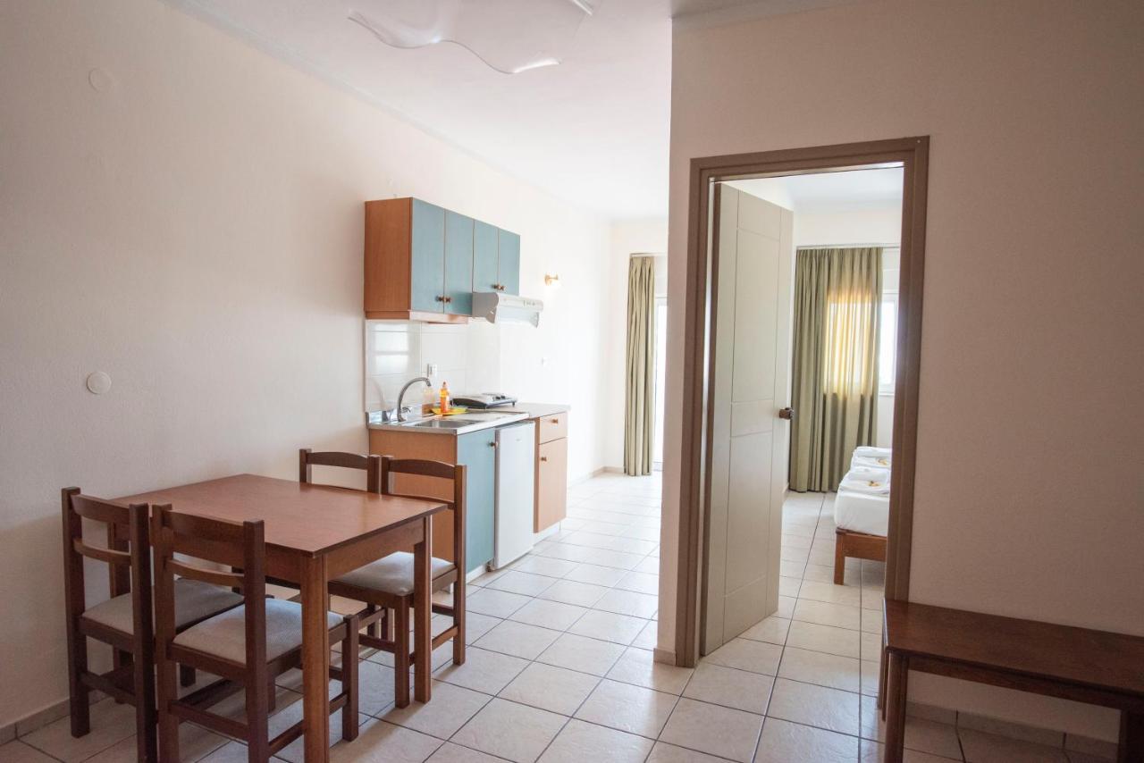 Matthias Hotel Apartments Adelianos Kampos Eksteriør billede