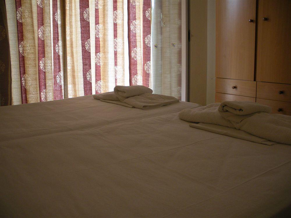 Matthias Hotel Apartments Adelianos Kampos Eksteriør billede